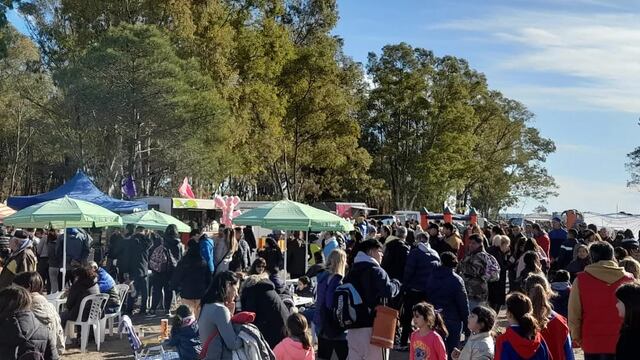 Puerto Rosales estuvo de fiesta con el “Desfile Cívico Militar” y los Shows
