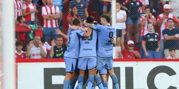 El abrazo de todos en Belgrano, tras golear 3 a 0 a Unión. (Prensa Belgrano).