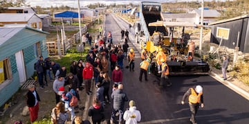 Melella recorrió junto a Harrington la obra de asfalto del Barrio 9 de Octubre en Tolhuin