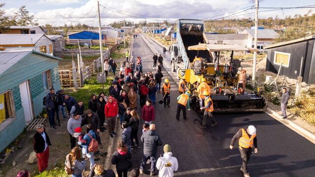 Melella recorrió junto a Harrington la obra de asfalto del Barrio 9 de Octubre en Tolhuin