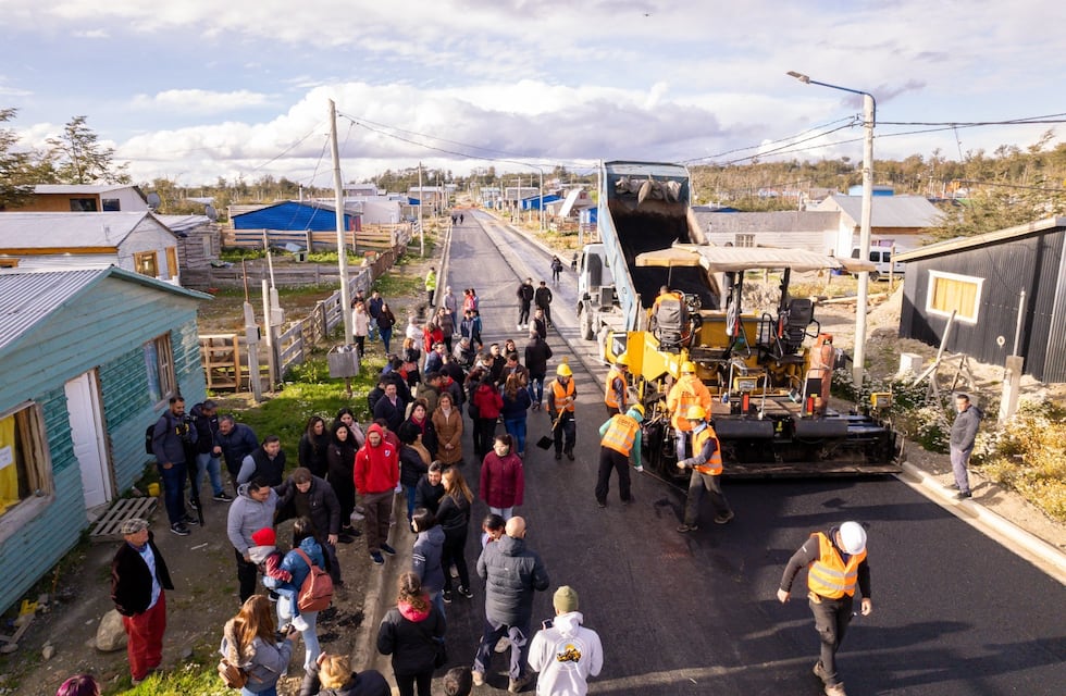 Melella recorrió junto a Harrington la obra de asfalto del Barrio 9 de Octubre en Tolhuin