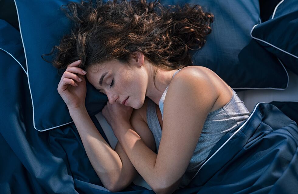 Soñar con estar a punto de caer al vacío y despertar: ¿qué significa?