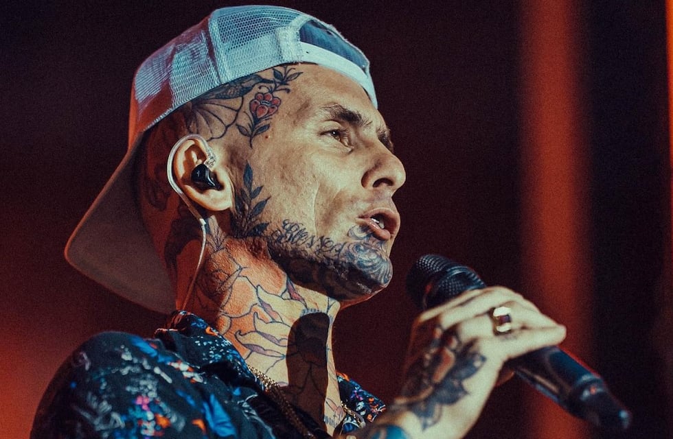Emanuel Noir de Ke Personajes apareció disfrazado en pleno show y causó furor con su look