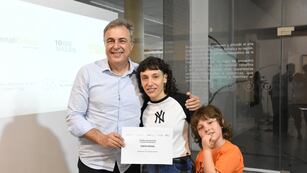El intendente Luis Castellano entregó el premio Premio Adquisición “Ciudad de Rafaela” a Sofía Rossa, por $600.000 .