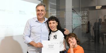 El intendente Luis Castellano entregó el premio Premio Adquisición “Ciudad de Rafaela” a Sofía Rossa, por $600.000 .