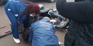 Una mujer herida tras un accidente de tránsito en Puerto Iguazú.