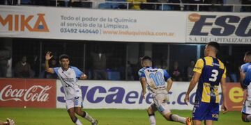 Alex Luna convirtió el gol que abrió el marcador en Rafaela