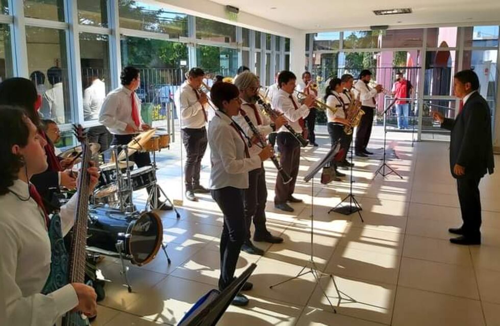 La banda municipal toca canciones navideñas en la capital salteña