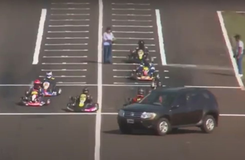 Riesgo en el Campeonato de Karting en Posadas: un auto cruzó la pista en plena competencia