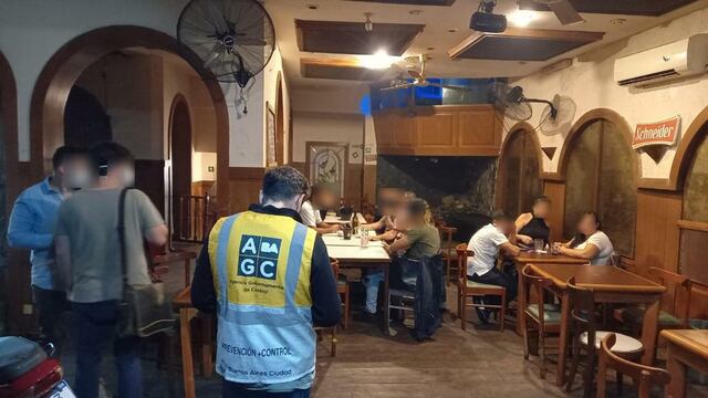 Clausuraron un bar que estaba abierto a la 1 de la mañana con más de 20 personas y un DJ (Foto: Policía de la Ciudad)
