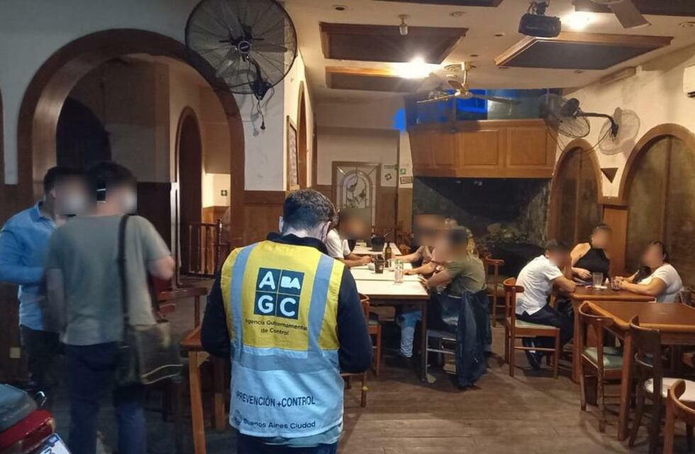 Clausuraron un bar que estaba abierto a la 1 de la mañana con más de 20 personas y un DJ