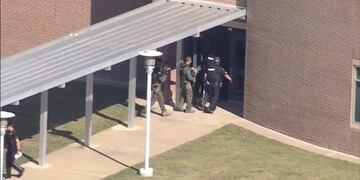 Policías y fuerzas especiales ingresan a una escuela secundaria de Texas, tras el tiroteo que dejó múltiples heridos.