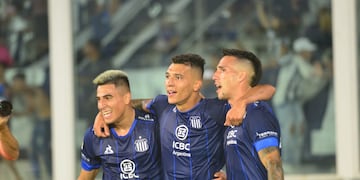 Los abrazos para premiar a Ruben Botta por su sensacional gol, en el Instituto-Talleres (Javier Ferreyra / La Voz)