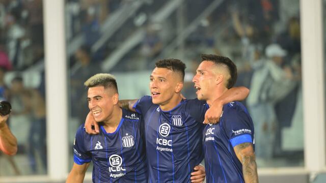 Los abrazos para premiar a Ruben Botta por su sensacional gol, en el Instituto-Talleres (Javier Ferreyra / La Voz)