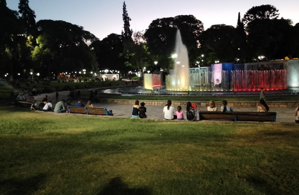 La fuente de la Plaza Independencia con sus aguas danzantes es una de las atracciones favoritas de los turistas y mendocinos
