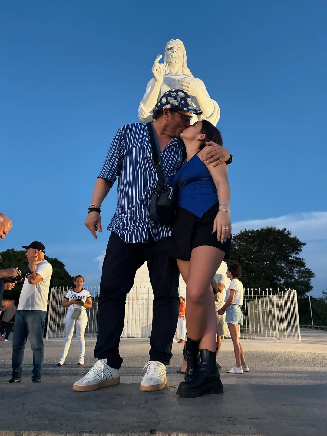 Martina, la novia de Matías Alé, deslumbró en Cuba con un look viajero canchero y audaz
