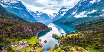 El país recibe trabajadores hispanohablantes.