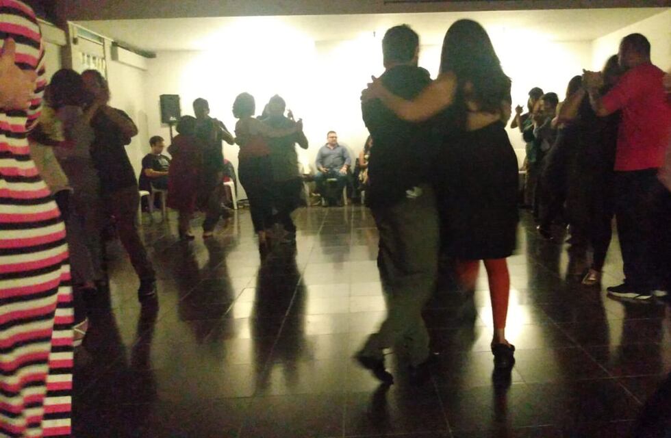 “Álamos del tango”: un espacio para bailar que surgió como una reinvención post pandemia