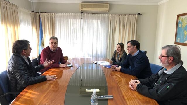 Firma de convenio para arreglar una colectora entre la Municipalidad y Basso