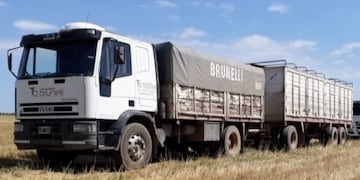 Camión con acoplado, cargado con 40 mil kilos de soja, fue robado en Río Primero