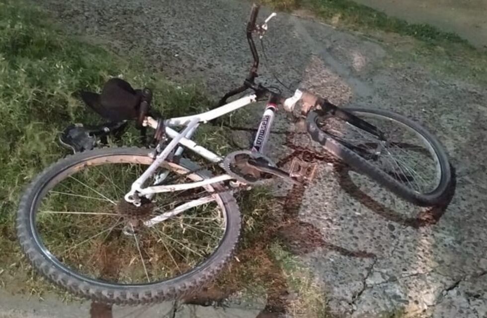 Un menor chocó en bicicleta contra un auto y quedó inconsciente