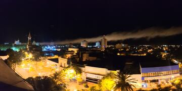 El humo luego de la explosión en la fábrica de explosivos de Rafaela recorrió varios barrios de la ciudad