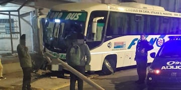 La unidad de transporte interurbano sufrió un desperfecto mecánico y chocó en el centro de la ciudad.