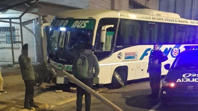 La unidad de transporte interurbano sufrió un desperfecto mecánico y chocó en el centro de la ciudad.