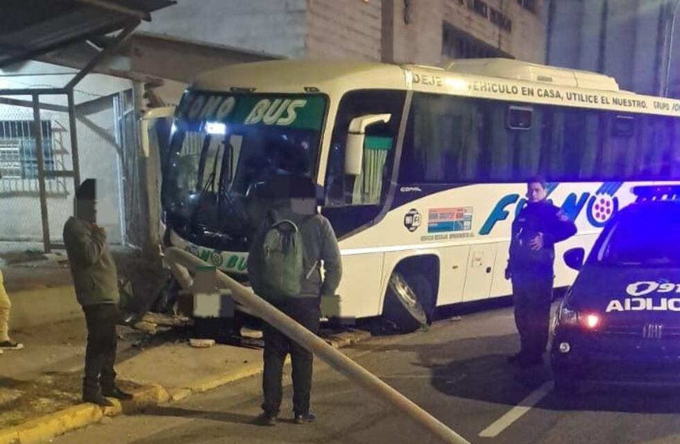 Un colectivo con pasajeros perdió una rueda y chocó en el centro de Córdoba