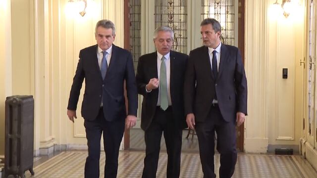 Massa junto a su compañero de fórmula Rossi y el presidente Alberto Fernández. / Captura de video