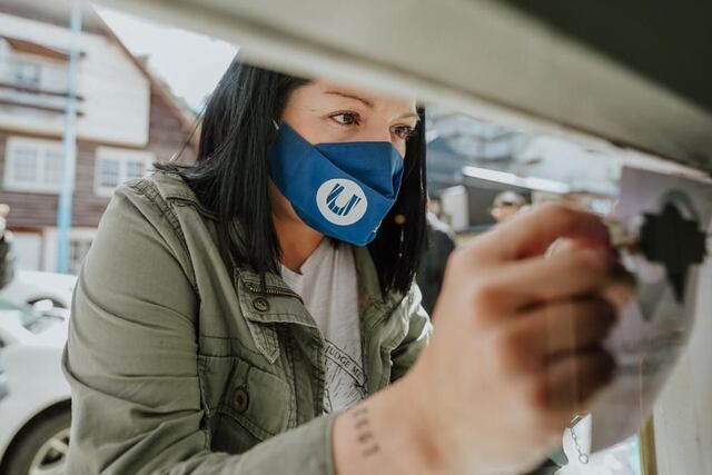 Se realizó la entrega de kits sanitizantes, elementos de prevención e información sobre Covid-19 y se sumó el sello “En Ushuaia te Cuidamos”, que brinda seguridad y garantías a turistas locales y nacionales.