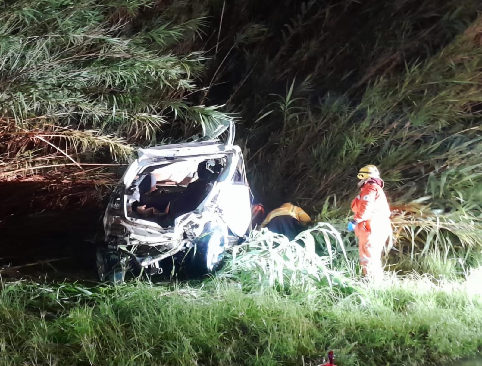 Así quedó uno de los autos que participaron del siniestro en Costa Sacate (Policía).