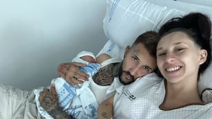 Ambos junto a su bebe.