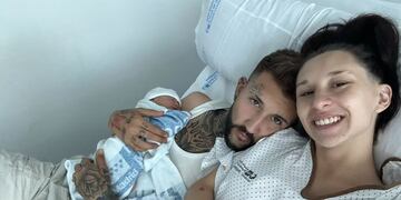 Ambos junto a su bebe.