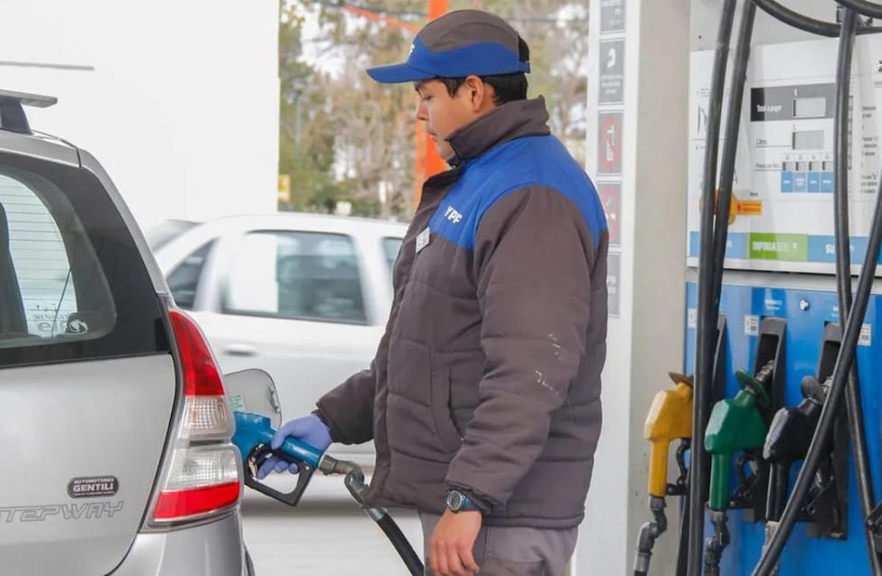 YPF anunció una baja en los precios de Nafta y Gasoil en Argentina: cuánto se pagará desde el 1 de octubre