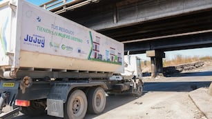 Camiones de GIRSU Jujuy y maquinaria pesada de la DPV fueron necesarios para remover el foco contaminante que inescrupulosos forman en la colectora de la RN 66, en Palpalá.