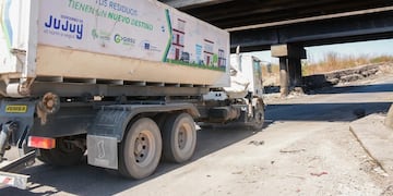 Camiones de GIRSU Jujuy y maquinaria pesada de la DPV fueron necesarios para remover el foco contaminante que inescrupulosos forman en la colectora de la RN 66, en Palpalá.