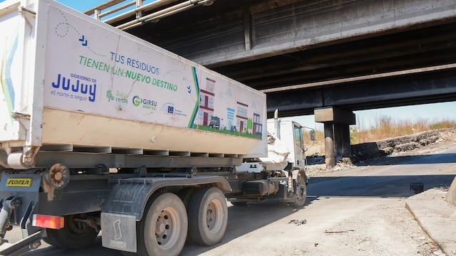 Camiones de GIRSU Jujuy y maquinaria pesada de la DPV fueron necesarios para remover el foco contaminante que inescrupulosos forman en la colectora de la RN 66, en Palpalá.