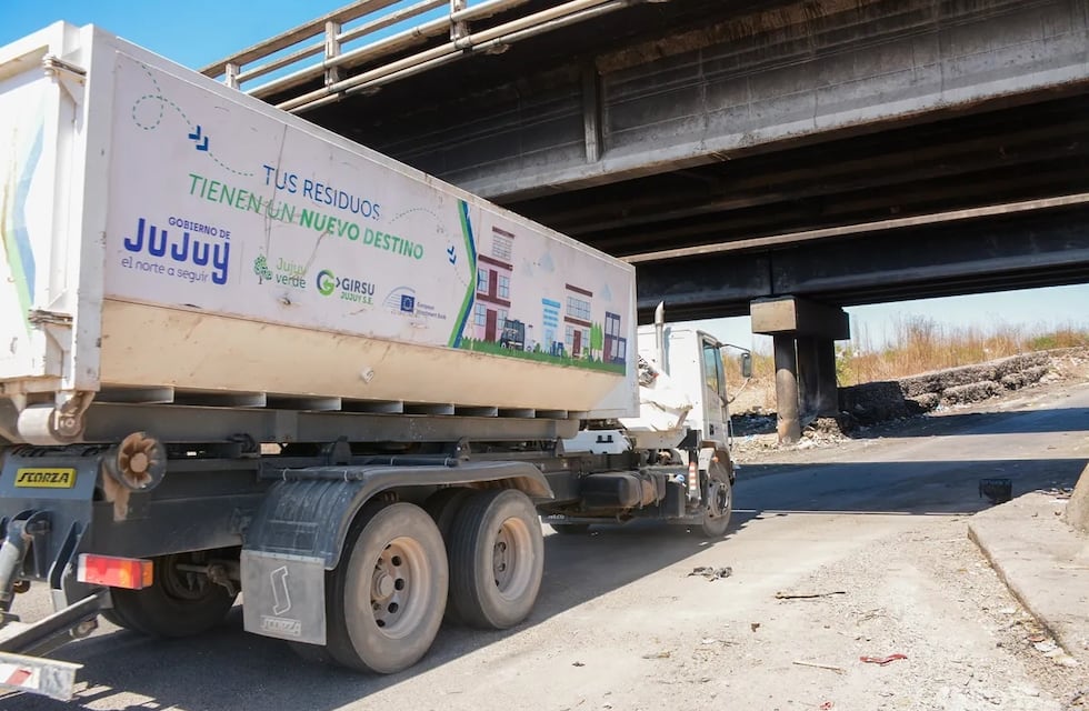 GIRSU Jujuy y Vialidad extrajeron gran cantidad de basura acumulada debajo del puente Los Alisos