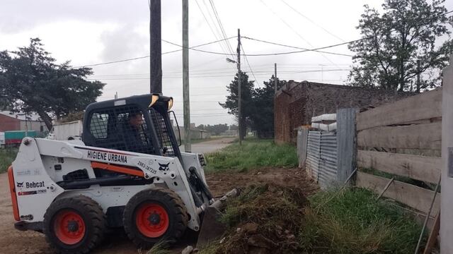 Tras el reclamo de un vecino personal de Barrios Limpios de Tres Arroyos actuó sobre un basural