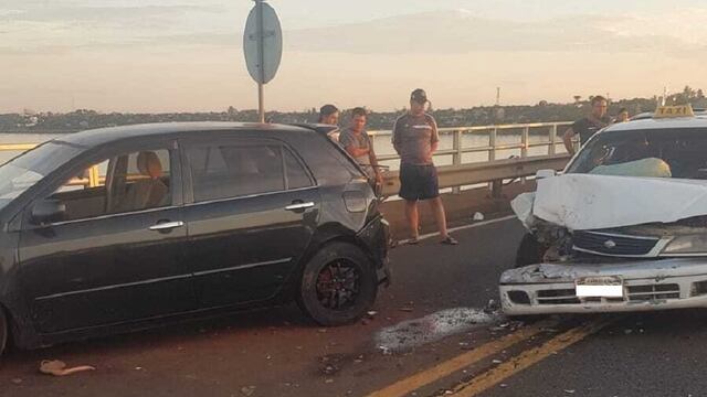 Cuádruple choque sobre el puente San Roque González de Santa Cruz.