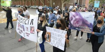 La manifestación comenzó en la plaza 25 Mayo y se trasladó a los nosocomios cuestionados. Diario Huarpe