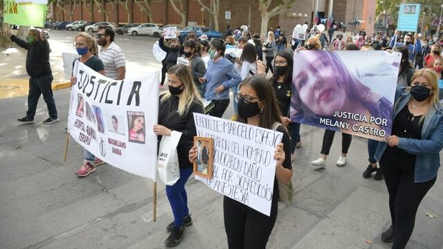 La manifestación comenzó en la plaza 25 Mayo y se trasladó a los nosocomios cuestionados. Diario Huarpe
