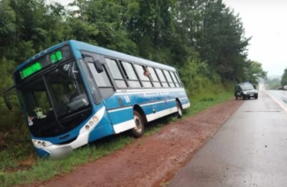 Transporte urbano de pasajeros despistó en Salto Encantado: una mujer herida