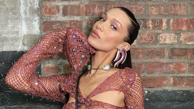 Bella Hadid con un minitop.