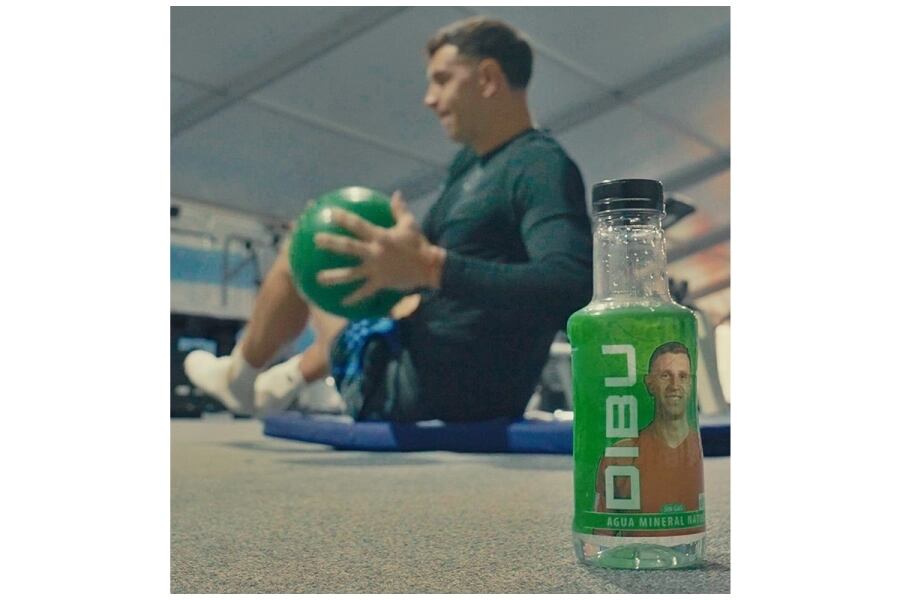 Dibu Martínez lanzó “Dibu 23”, su propia marca de agua mineral en Concordia