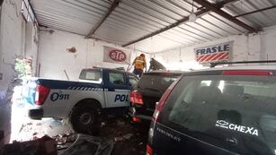 Un móvil policial terminó dentro de un taller mecánico de Córdoba.