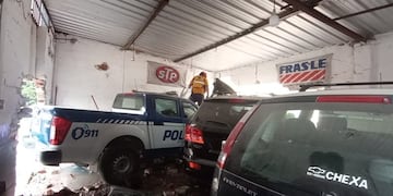 Un móvil policial terminó dentro de un taller mecánico de Córdoba.