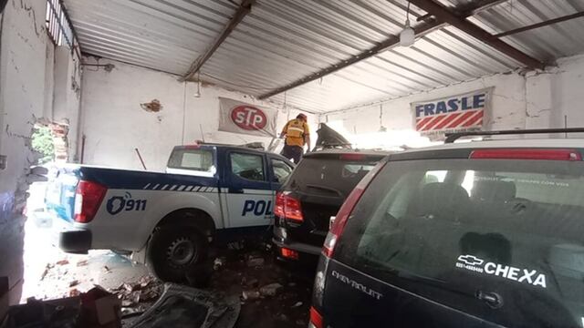 Un móvil policial terminó dentro de un taller mecánico de Córdoba.