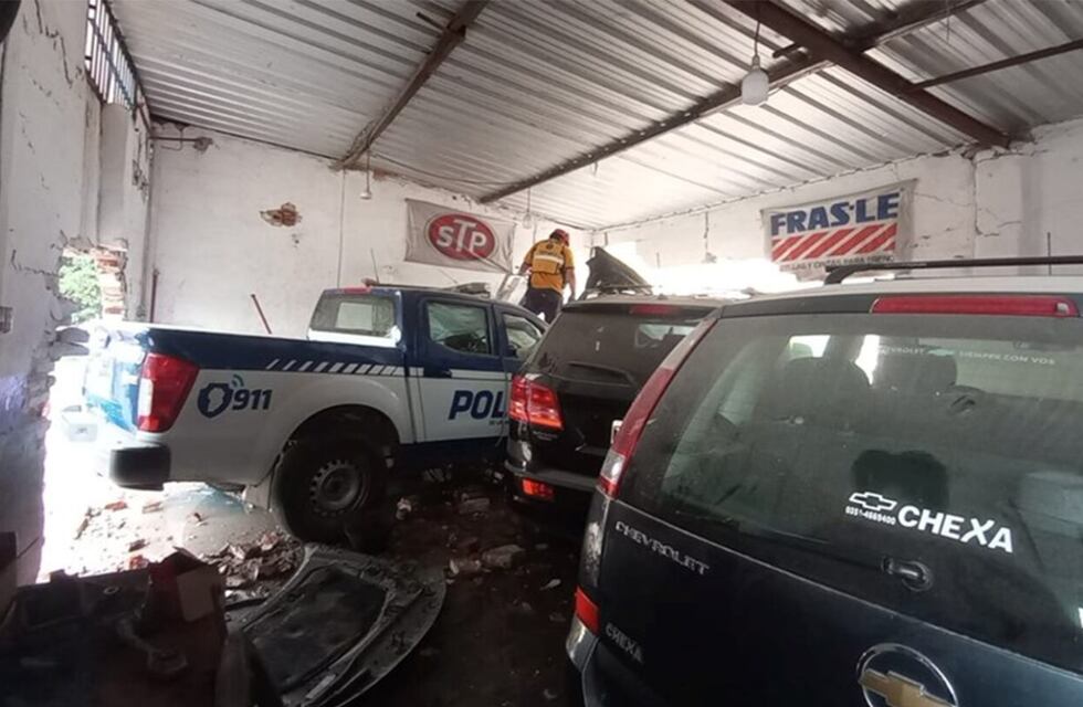 Un móvil policial se estrelló contra un taller mecánico de Córdoba: “Salió mucho humo”